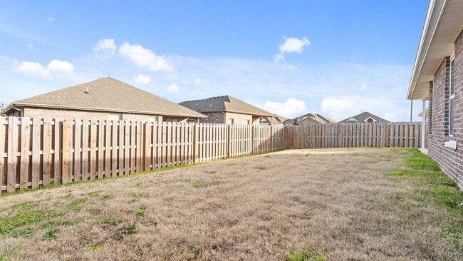 Building Photo - "Spacious 4-Bed Gem with Granite Elegance & Cozy Fireplace in Bentonville!"