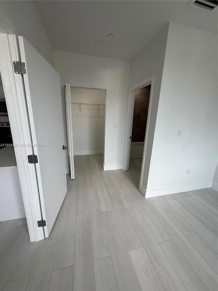 Building Photo - 1091 E 17th St