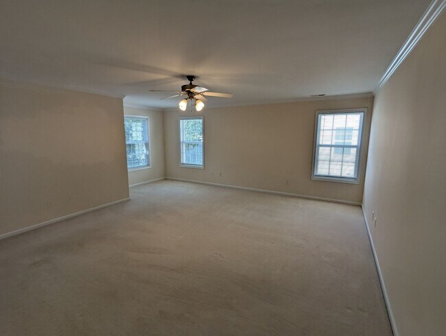 Building Photo - Spacious 4-Bedroom, 3-Bath Home in Parkside!