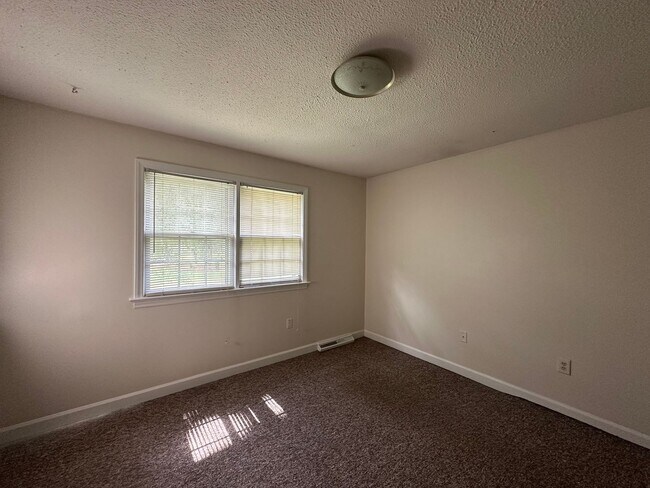 Building Photo - River Bend #13