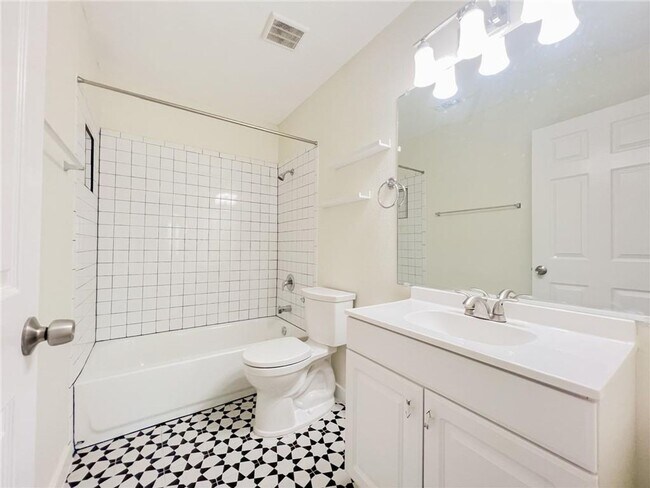 Building Photo - Bright & Welcoming 3 Bedroom, 2 Bath Home ...