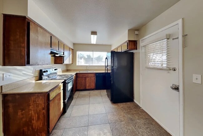 Building Photo - 3419 N 39th Dr