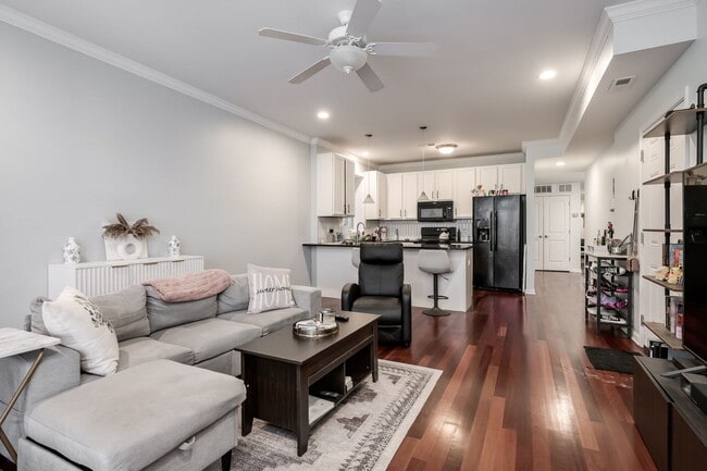 Building Photo - 6641 W Belmont Ave