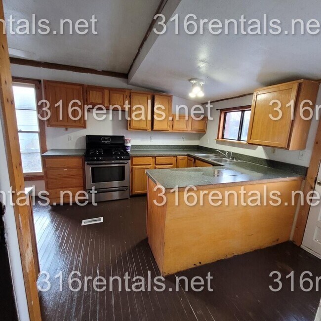 Building Photo - $875- 4 bed 1 bath - Single Family Home