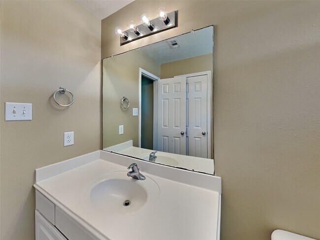 Building Photo - 913 Almond St