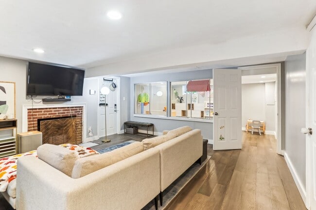 Building Photo - Lovely 3br/3ba home minutes from Downtown ...