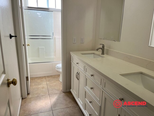 Building Photo - Lovely Home In Southwest Bakersfield!