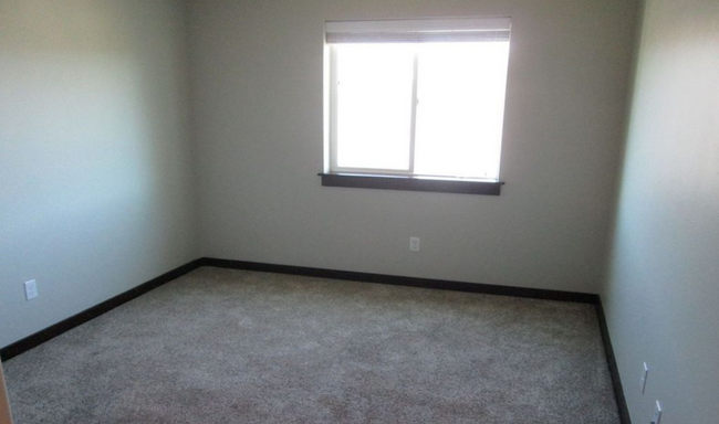 Building Photo - 3 Bedroom, 2 1/2 Bathroom Unit in Duplex f...