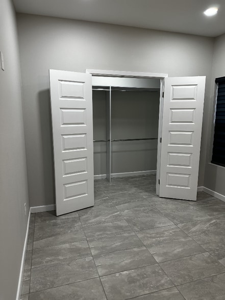 Building Photo - 1002 Sugar Garden Drive