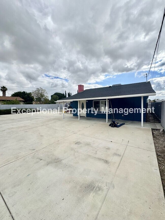 Building Photo - 8047 Laurel Ave