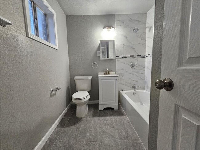 Building Photo - 221 Caylor St