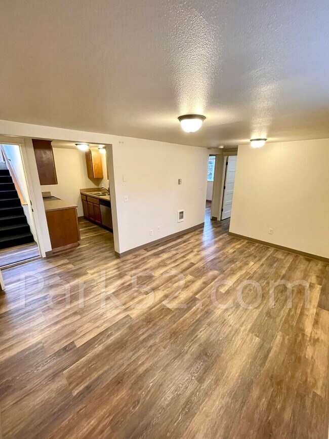 Building Photo - 401 N M St