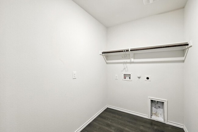 Building Photo - 11112 W Pond Dr