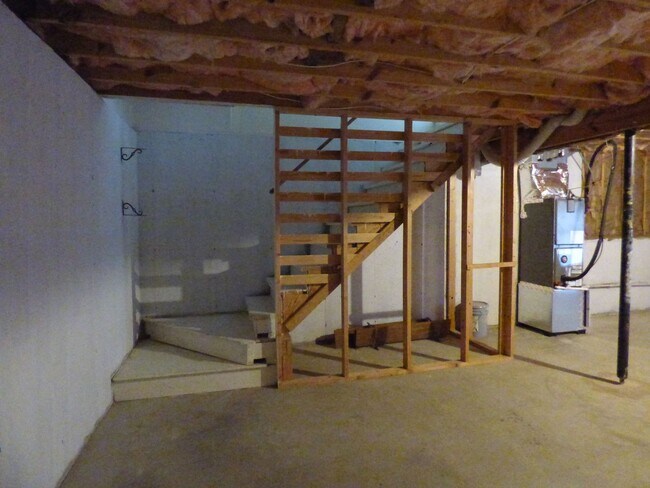 Building Photo - 338 E Oak St