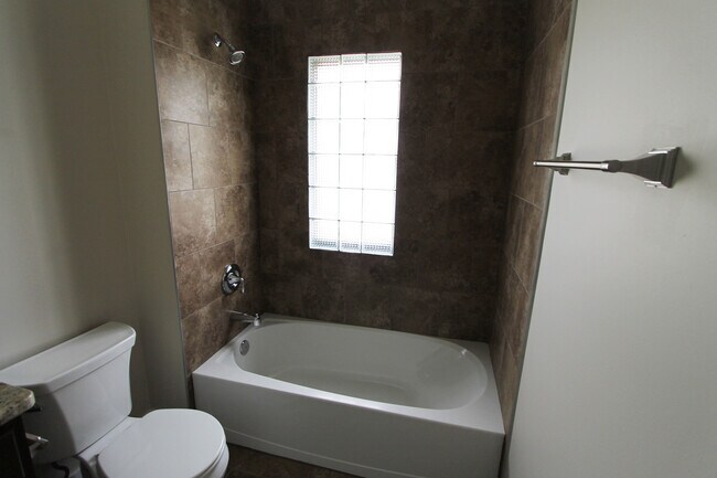 Building Photo - HUGE Historic Home with amazing fenced in yard and golf course views!