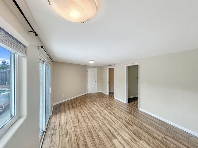 Building Photo - Beautiful 3B/2BA w/ Updated Kitchen and Pool in Clairemont!