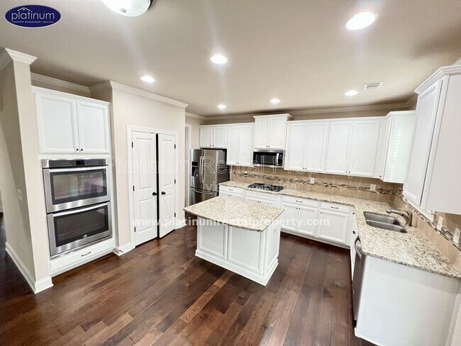 Building Photo - 1662 Fairview Dr