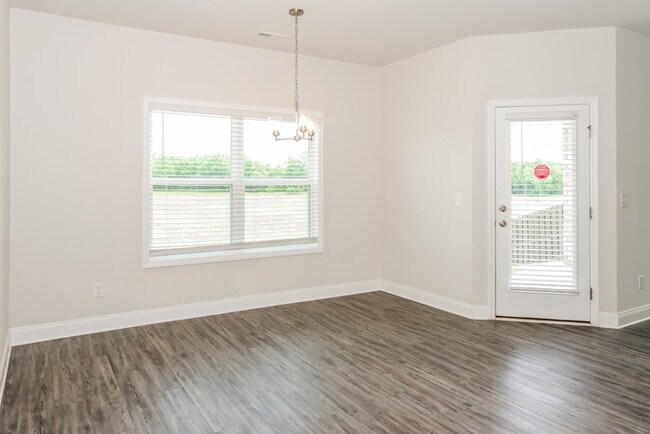 Building Photo - Beautiful Huntsville 3 Bedroom