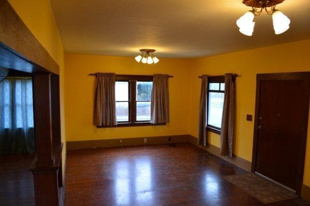 Building Photo - Beautiful, spacious Craftsman, Owner pays Yard Care, Laundry on site