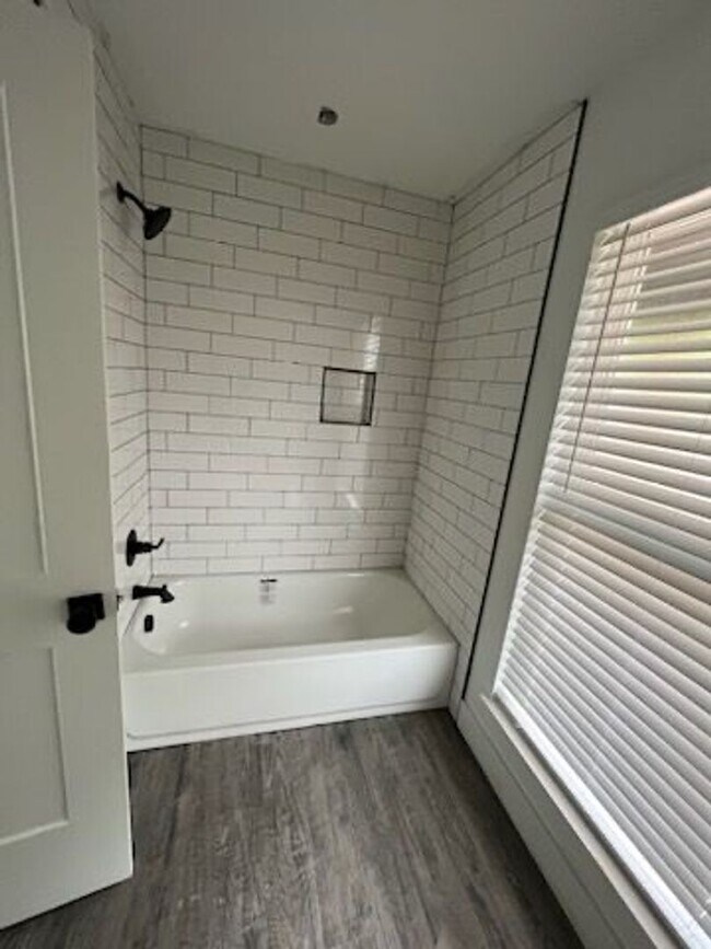 Building Photo - 3 Bedroom 2 Bathroom Home for Rent