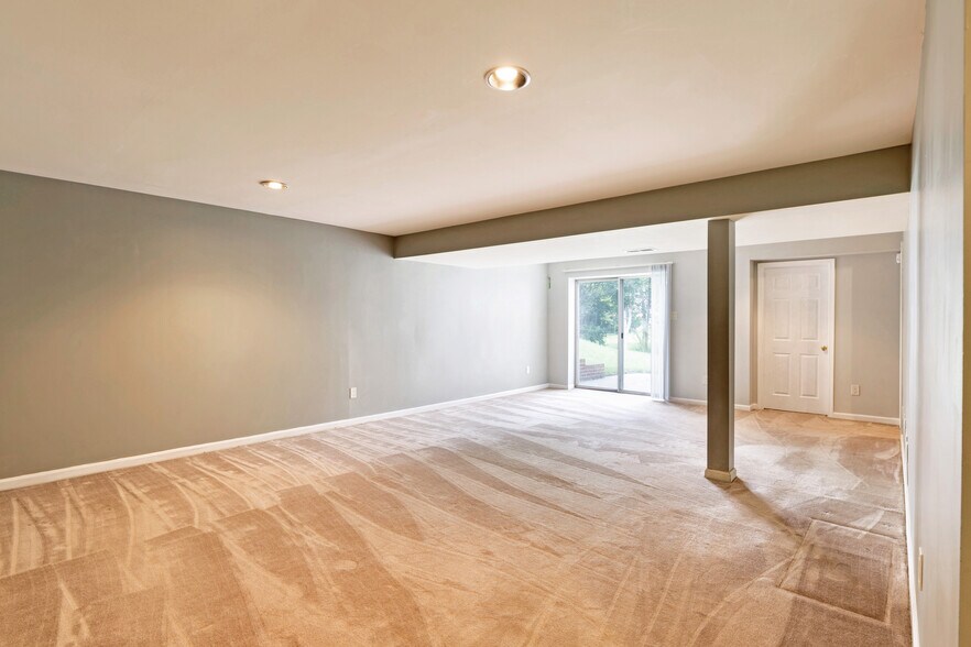 Building Photo - 8010 Old Parsonage Ct