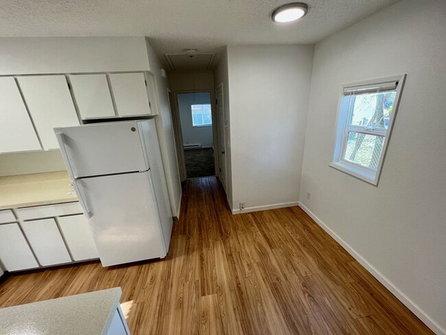 Building Photo - Townhouse in Tigard $1575 + utilities