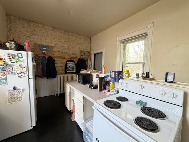 Building Photo - Large 3 Bedroom Open August