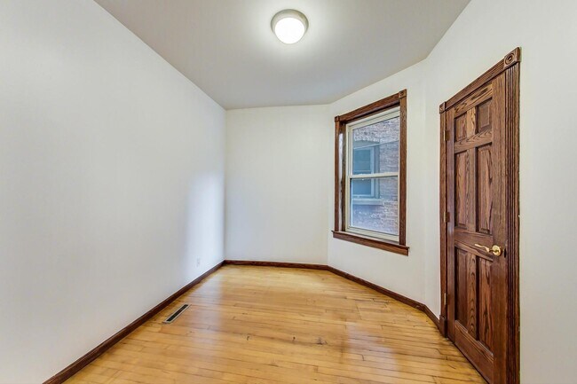 Building Photo - 3515 N Wilton Ave
