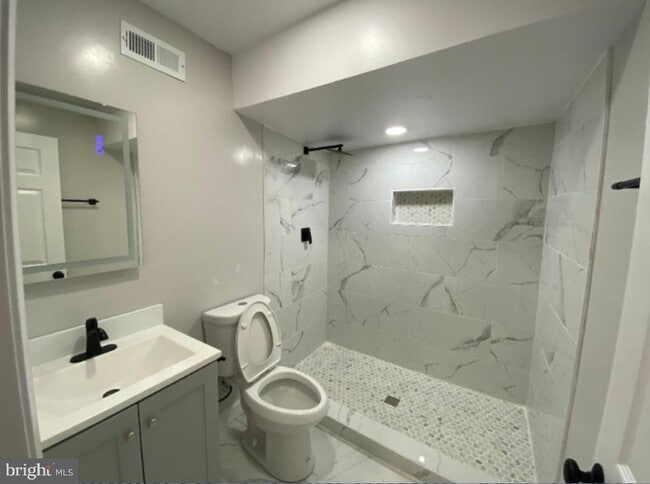 Building Photo - 353 Daleview Dr