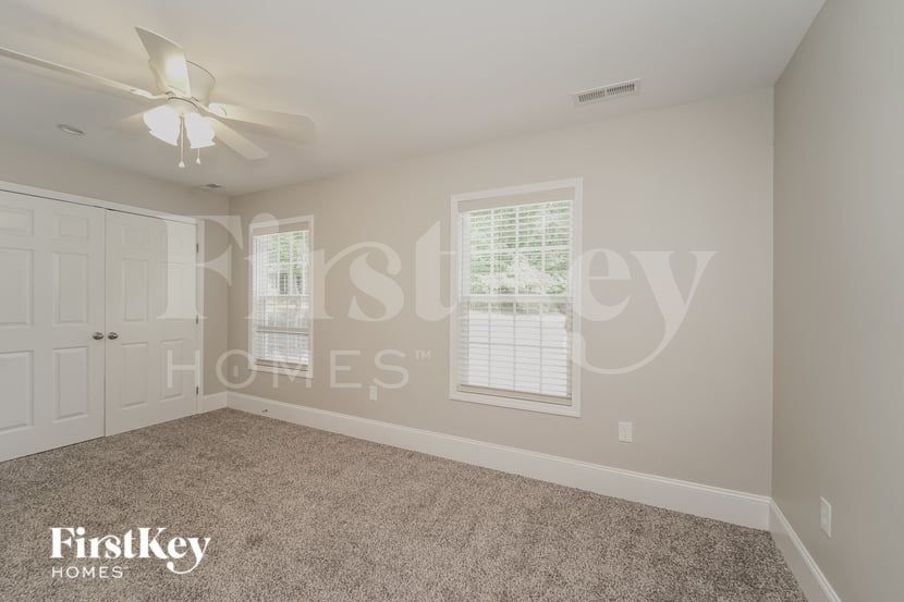 Building Photo - 115 Kings Dr
