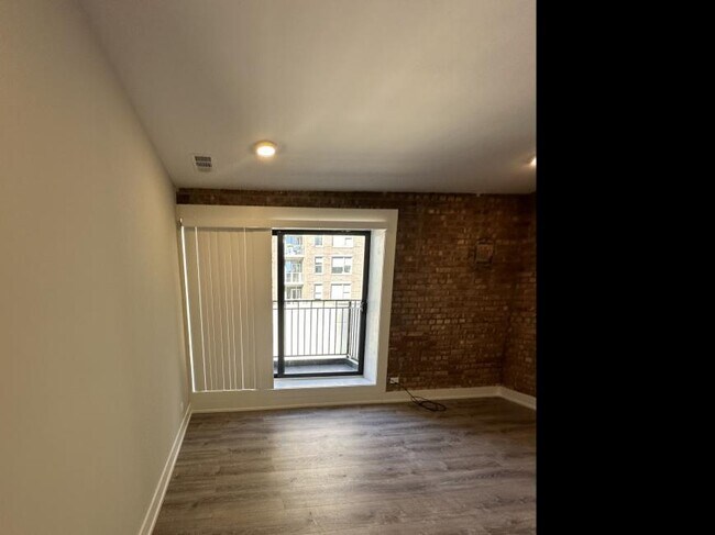 Building Photo - 2 bedroom in Chicago IL 60610