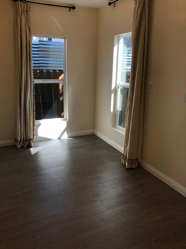 Building Photo - 516-516 N Olive Ave