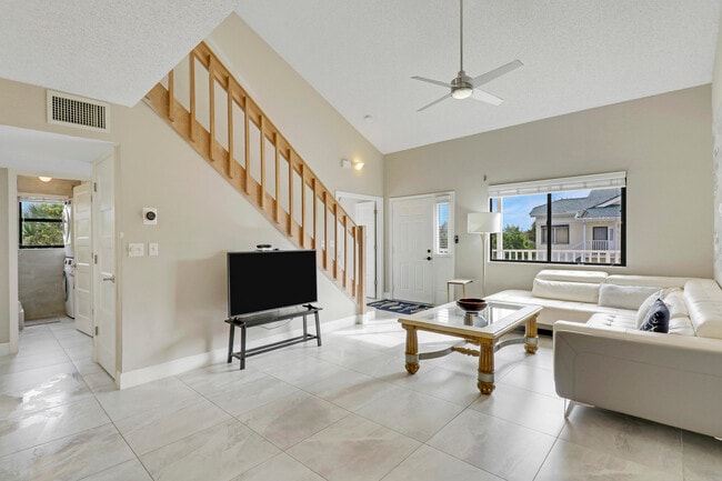 Building Photo - 360 Bella Vista Ct N