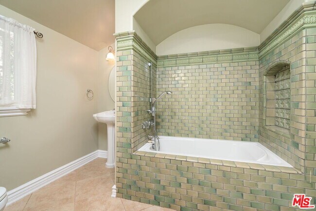 Building Photo - 14972 Camarosa Dr