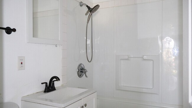 Building Photo - 2 bedrooms 2 full bathrooms duplex in El Cajon City.