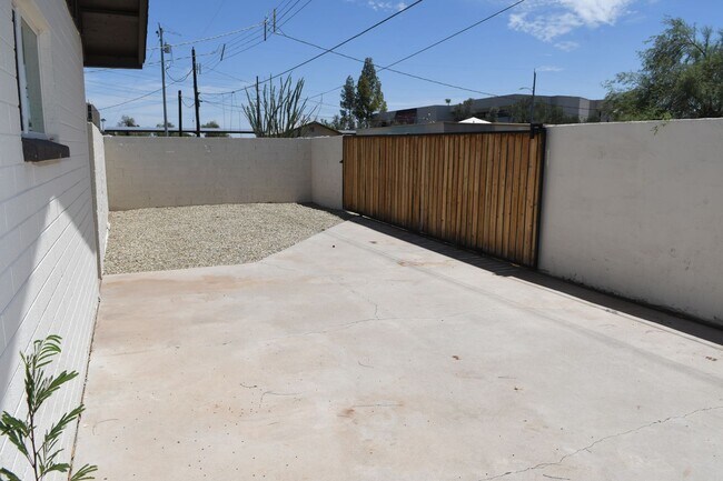 Building Photo - 1339 E Glenrosa Ave