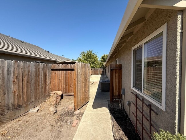 Building Photo - 4-bedroom Single Story home in Ripon!