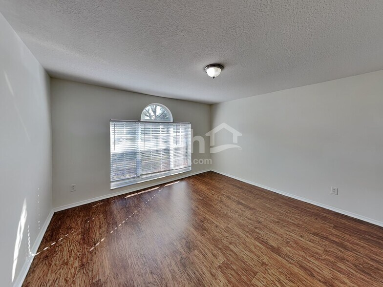 Building Photo - 312 116th St E