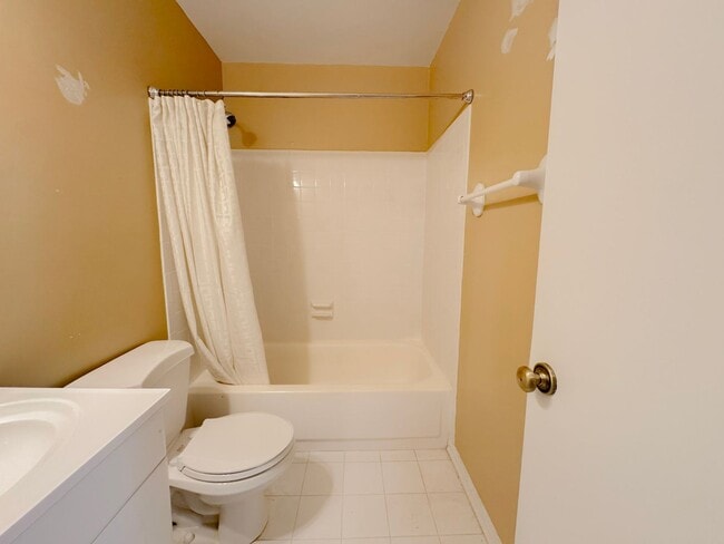 Building Photo - Relaxing 3 Bed 2 Bath Brick Townhome With Fenced Yard In Beautiful Franconia Commons