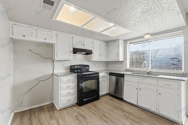 Building Photo - 304 Candlewood Ln