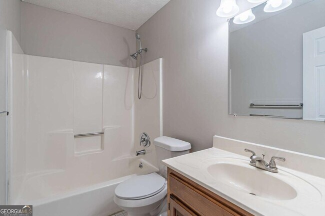 Building Photo - 736 Singley Dr