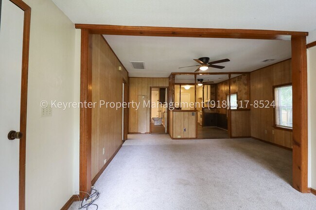 Building Photo - 2 Bed | 1 Bath | Large Backyard | $200 Move-in Special