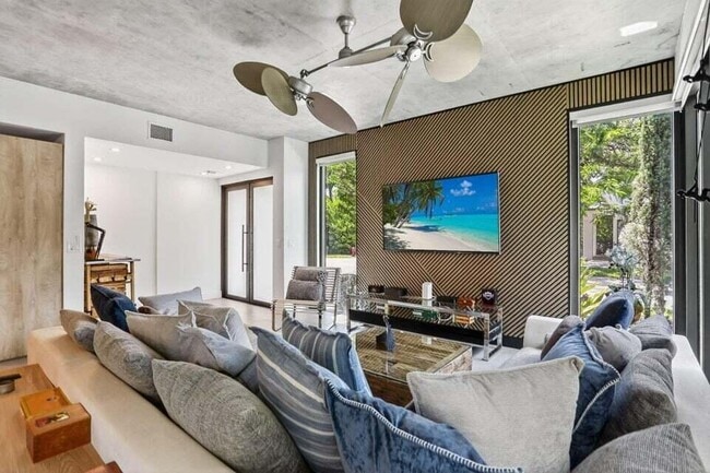 Building Photo - 925 NE 6th St