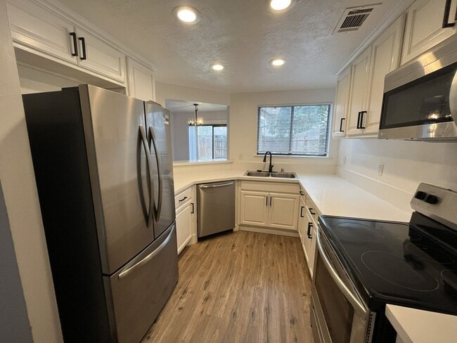 Building Photo - 3 bedroom, 2.5 bathroom home in the heart of Elk Grove