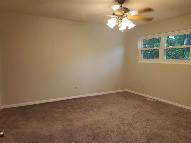 Building Photo - "Spacious 5-Bedroom Retreat with 3 Full Baths in Huntsville – Your Perfect Family Home Awaits!"