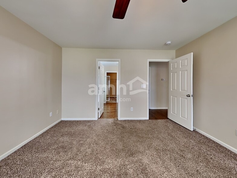 Building Photo - 4999 Ballantine Dr