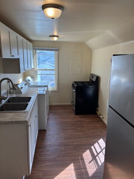 upper kitchen - 632 Blair Ave
