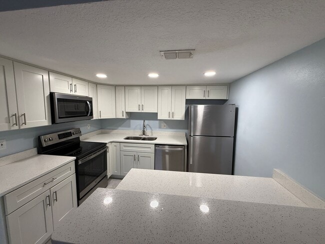 Building Photo - Charming 3 Bedroom 2 Bath Condo in Heart o...