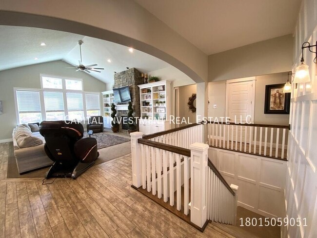 Building Photo - 224 E Pace Ln