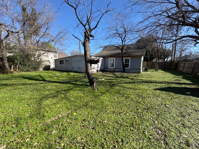 Building Photo - 3 Bed 1 Bath with Fenced Backyard - CLOSE ...